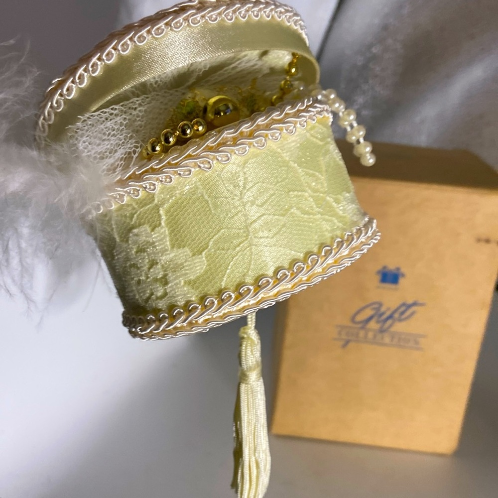Avon Victorian hanging ornament 1999 NIB never used